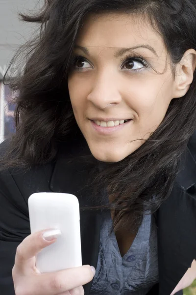 Jonge vrouw met mobiele telefoon — Stockfoto