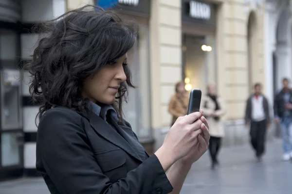 Junge Frau fotografiert mit Handy — Stockfoto