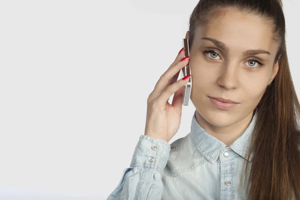 Jong zakenvrouw met mobiele telefoon — Stockfoto