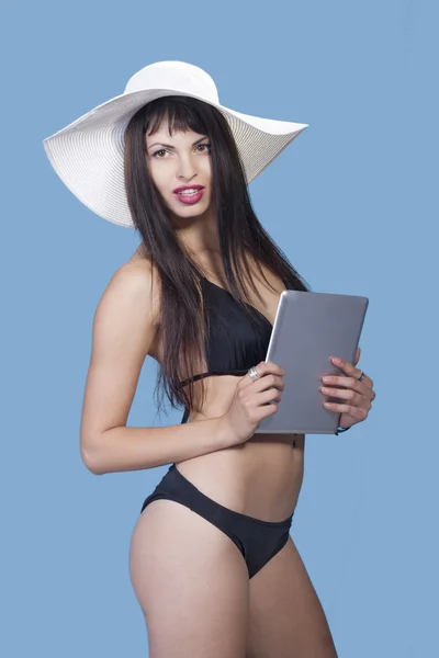 Femme en bikini avec tablette pc — Photo