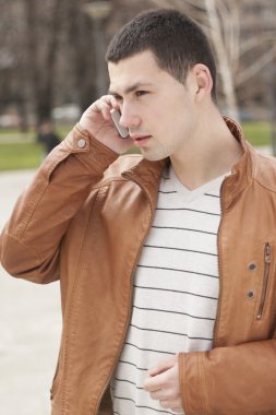 yürüyüş ve telefonda konuşurken işadamı