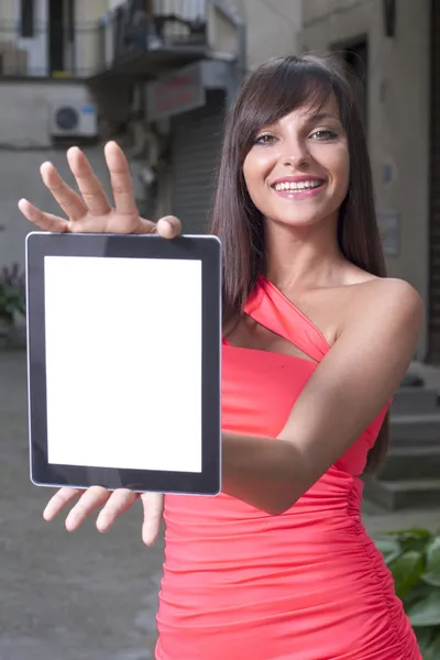 디지털 태블릿을 사용 하 여 웃는 여자 — 스톡 사진