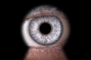 anahtar deliği arayan kadın