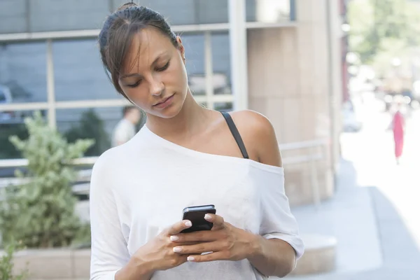 Young woman text messaging — Stock Photo, Image