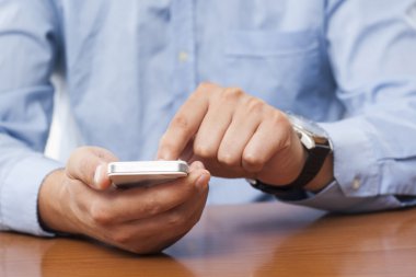 Akıllı telefonlu iş adamı