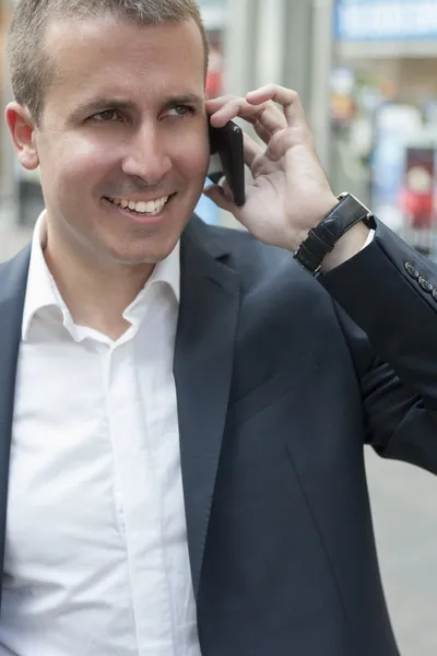 Üzletember mobilon beszél. — Stock Fotó