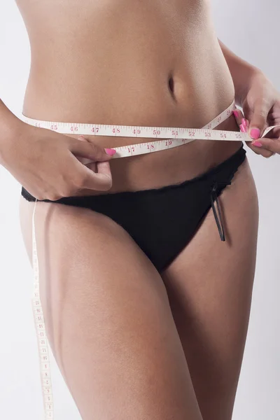 Mujer midiendo su cintura. —  Fotos de Stock