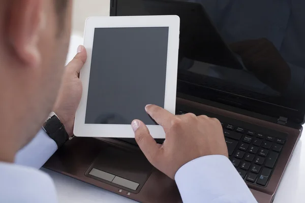 Zakenman kijkt uit over elektronische Tablet PC — Stockfoto