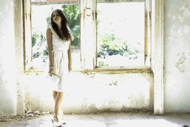 terk edilmiş bir evde kadın