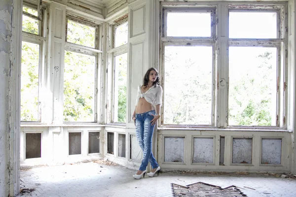 Woman inside an abandoned house — Stock Photo, Image