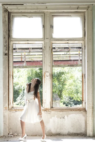 Mujer dentro de una casa abandonada —  Fotos de Stock