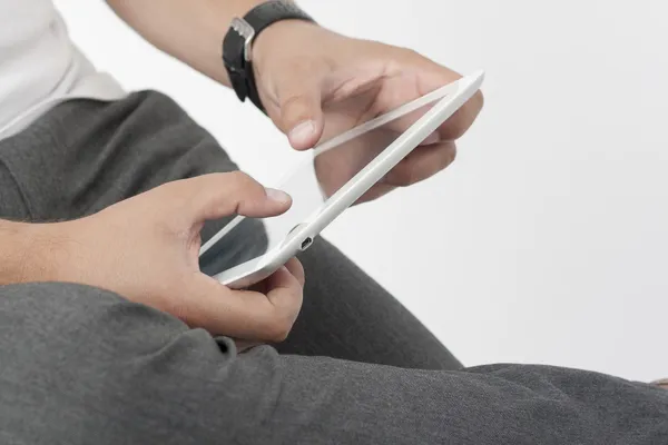 Apuntar con el dedo en la tableta digital. — Foto de Stock