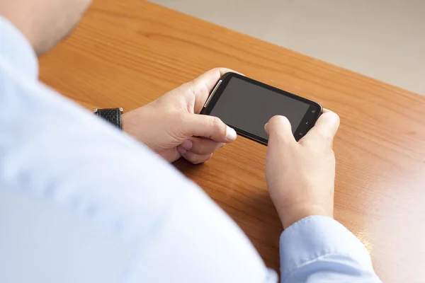 Usar un teléfono inteligente — Foto de Stock