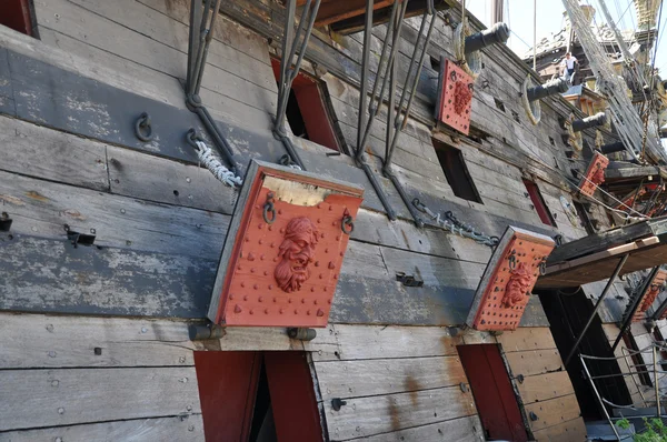 Wooden pirate ship on the coast — Stock Photo, Image