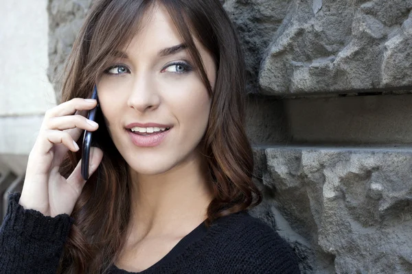 Jonge vrouw met behulp van mobiele telefoon — Stockfoto