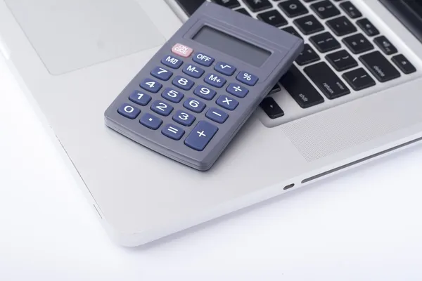 Ноутбук и калькулятор на столе — стоковое фото