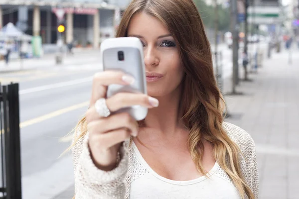 Hübsche junge Frau mit Handy — Stockfoto