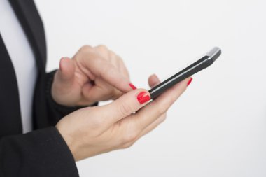 El ele tutuşan akıllı telefon
