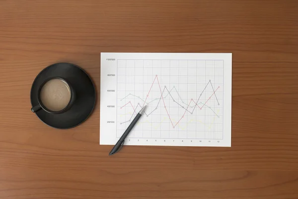 Offee en la mesa de trabajo cubierta con documentos de cerca — Foto de Stock