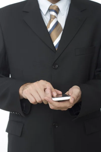 Affärsman med hjälp av en mobiltelefon - isolerade — Stockfoto