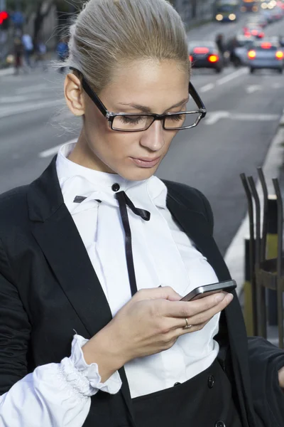 Affärsman med smartphone — Stockfoto