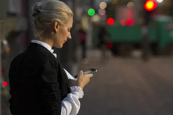 Meisje met smartphone lopen op stad — Stockfoto