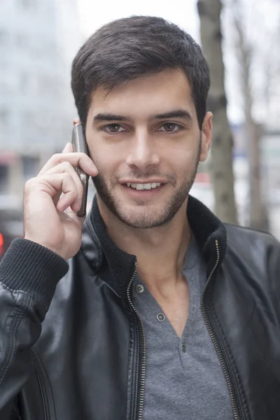 Genç adam cep telefonu ile konuşmak — Stok fotoğraf