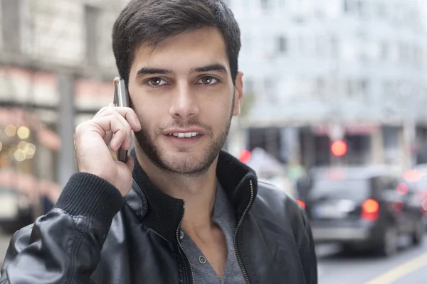 Бізнесмен говорить на своєму мобільному телефоні — стокове фото