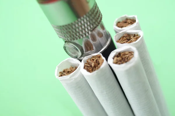 Elektrische en gewone sigaretten — Stockfoto
