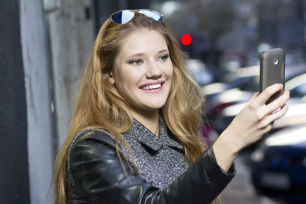 Vastleggen van het moment met een smartphone — Stockfoto