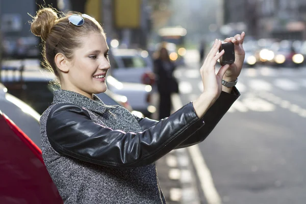 Vastleggen van het moment met een smartphone — Stockfoto