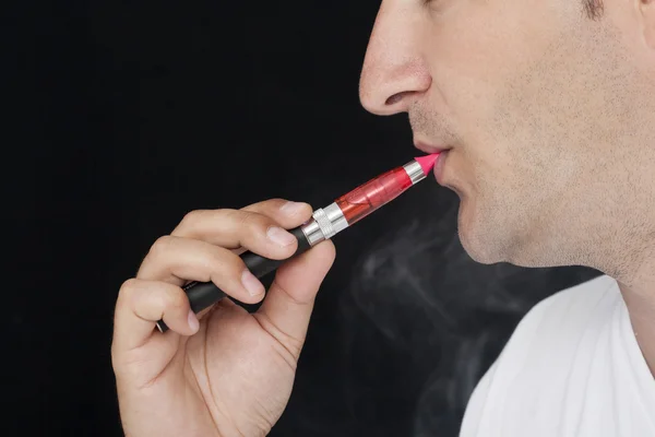 Rauchen von elektrischen Zigaretten auf schwarzem Hintergrund — Stockfoto