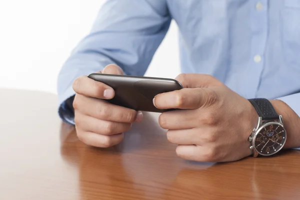 Hombre de negocios con smartphone —  Fotos de Stock