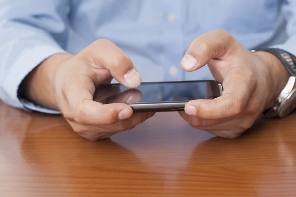 Zakenman met behulp van een mobiele telefoon - geïsoleerd — Stockfoto