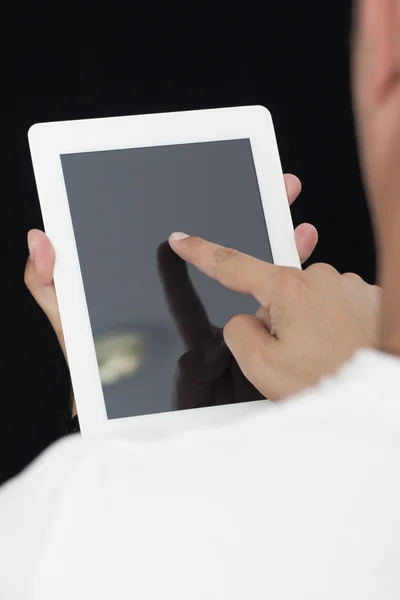 Homem usando um tablet digital — Fotografia de Stock