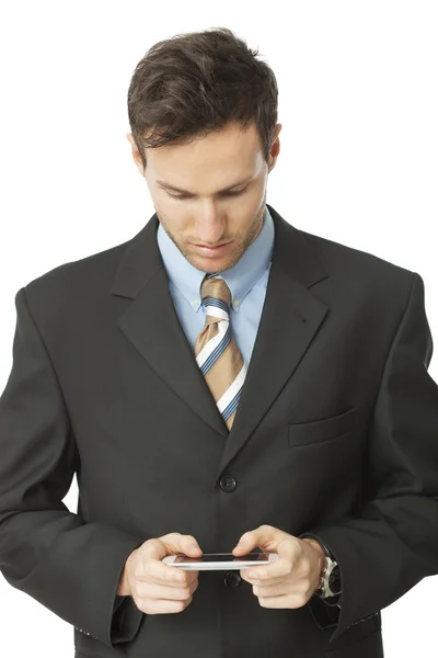 Hombre de negocios guapo revisando correos electrónicos en el teléfono — Foto de Stock