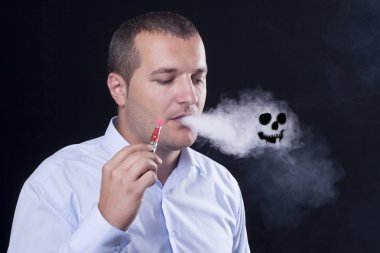 Erkekler elektronik sigara duman