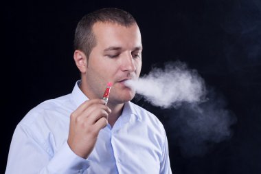Erkekler elektronik sigara duman