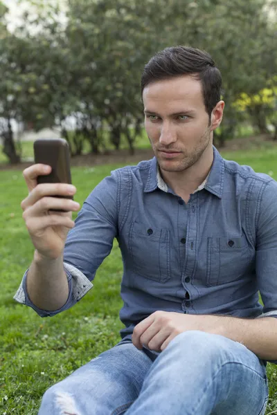 Man met telefoon en Tablet PC — Stockfoto