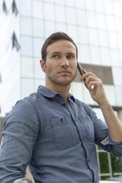 Man med smarta telefonen — Stockfoto