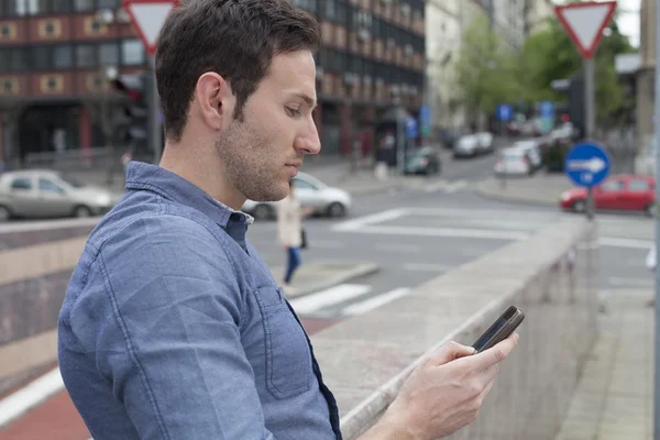 Homem digitando mensagem de texto — Fotografia de Stock