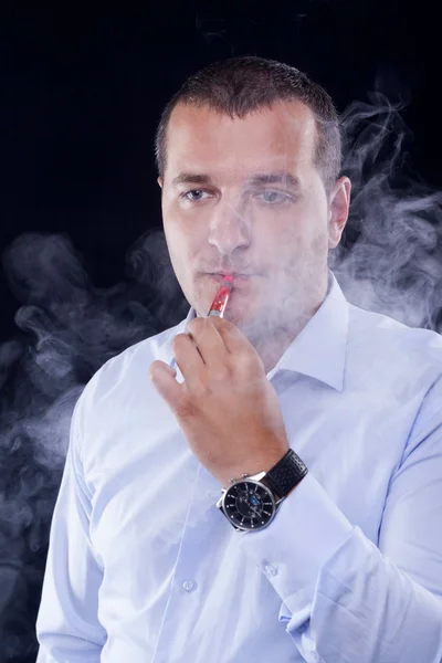 Fumar cigarros elétricos — Fotografia de Stock