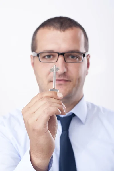 Empresário entregando uma chave para você — Fotografia de Stock