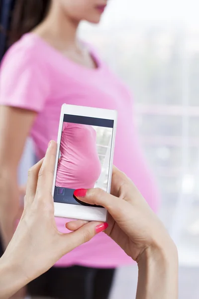 Fotografiando a mujeres embarazadas con un teléfono inteligente —  Fotos de Stock