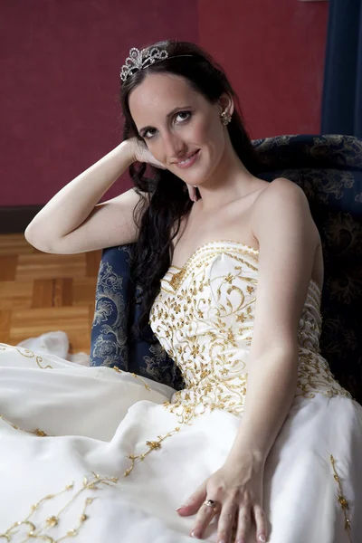 Okouzlující fotografie krásná bruneta nevěsta v hotelu — Stock fotografie