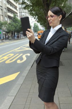 Bayan kısa mesaj okuma