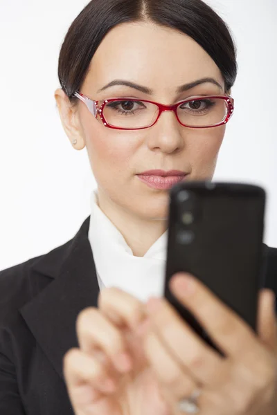 Usinesswoman met behulp van mobiele telefoon — Stockfoto