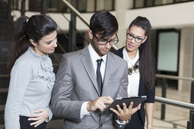 Dijital tablet üzerinde çalışan iş adamı