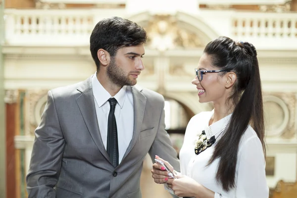 Hombre de negocios y mujer de negocios leyendo mensaje de texto —  Fotos de Stock