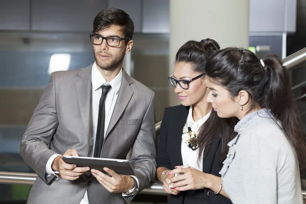 Hombre de negocios trabajando en la tableta digital — Foto de Stock